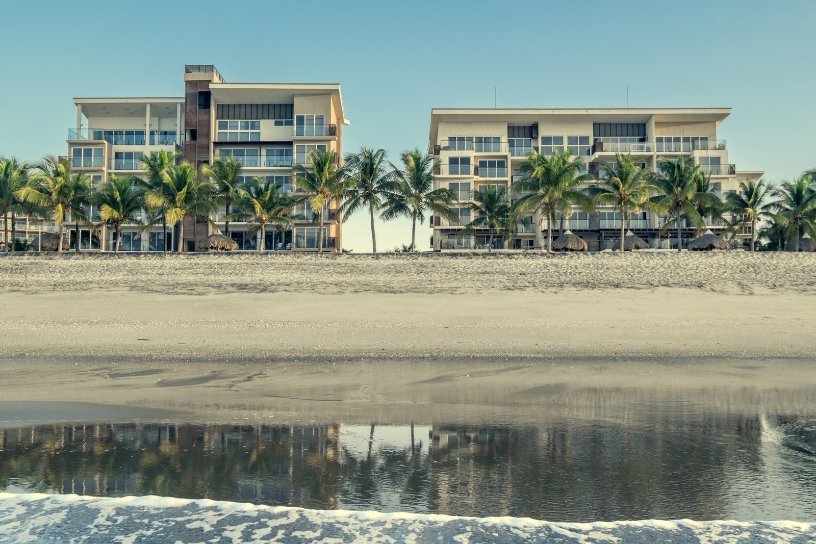 Edificios frente a la playa