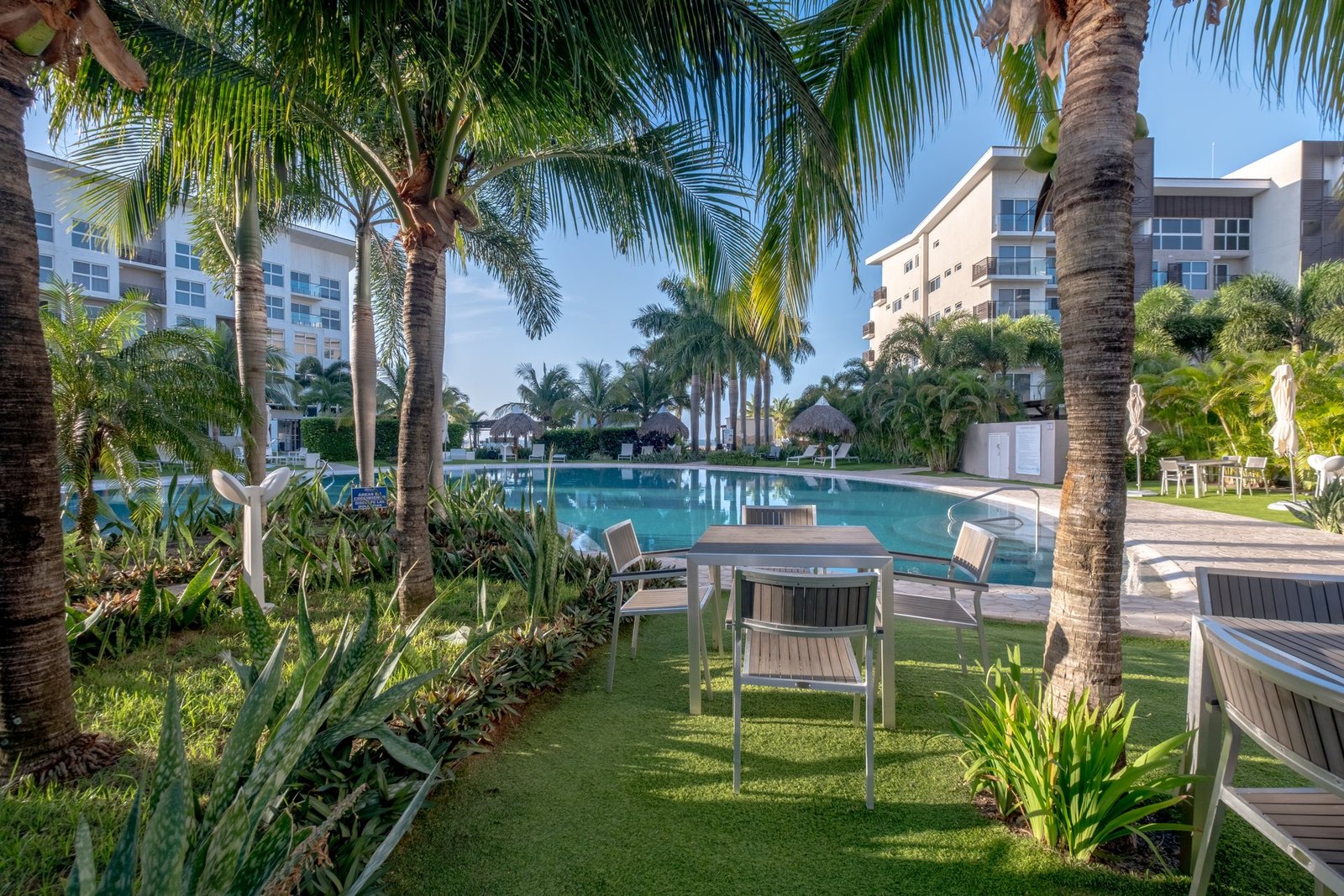 Piscina y jardines de Playa Caracol