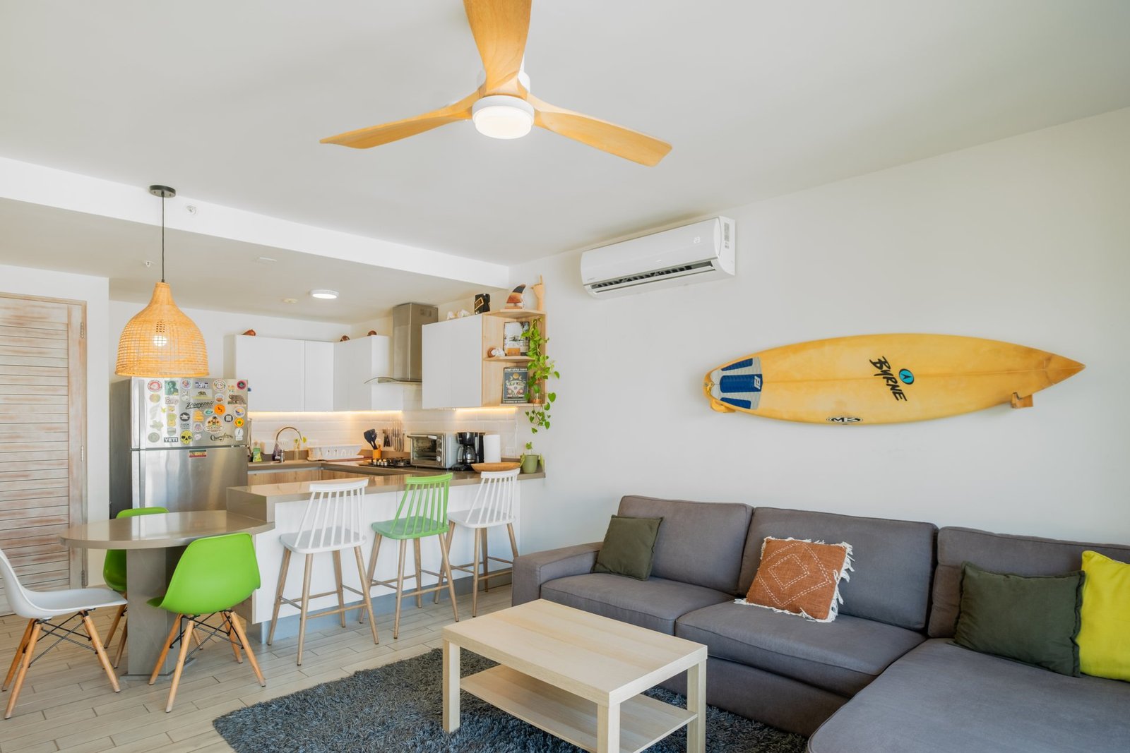 Sala y cocina de concepto abierto